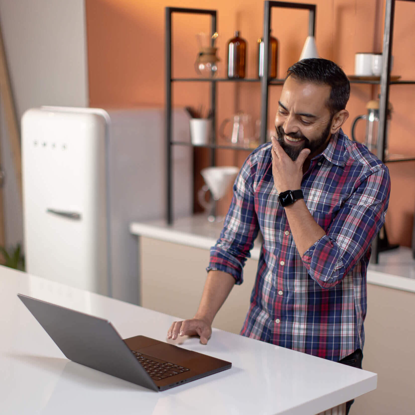 Pat Flynn at laptop computer